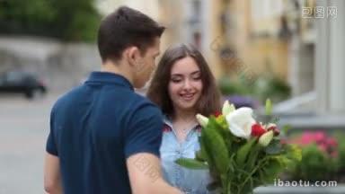 浪漫的男人在背后藏了一束给女朋友的花，兴奋的惊讶的女人收到了一束花